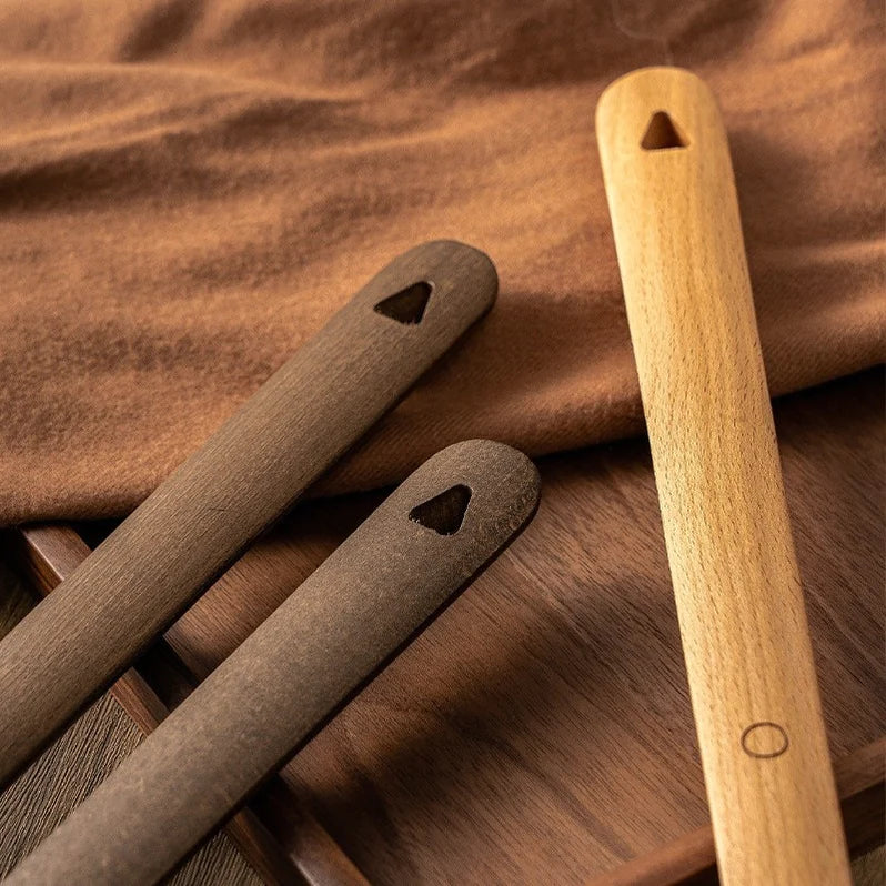 Magnetischer Schuhanzieher aus Holz: Hilfe beim Anziehen