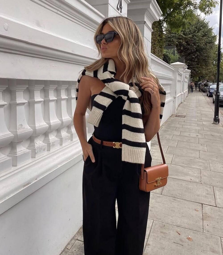 Ceinture chic femme ajustable, couleur blanc pur, avec une boucle dorée moderne et raffinée.
