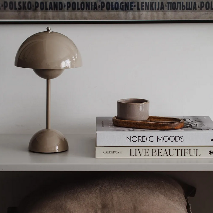 Lampe de table LED Aurora, design moderne, éclairage élégant pour ambiance intérieure.