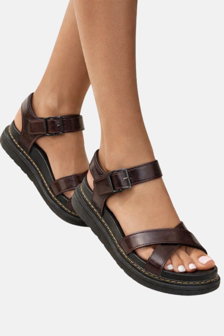Sandales orthopédiques sportives noires pour femmes, offrant un confort optimal et un soutien de la voûte plantaire.