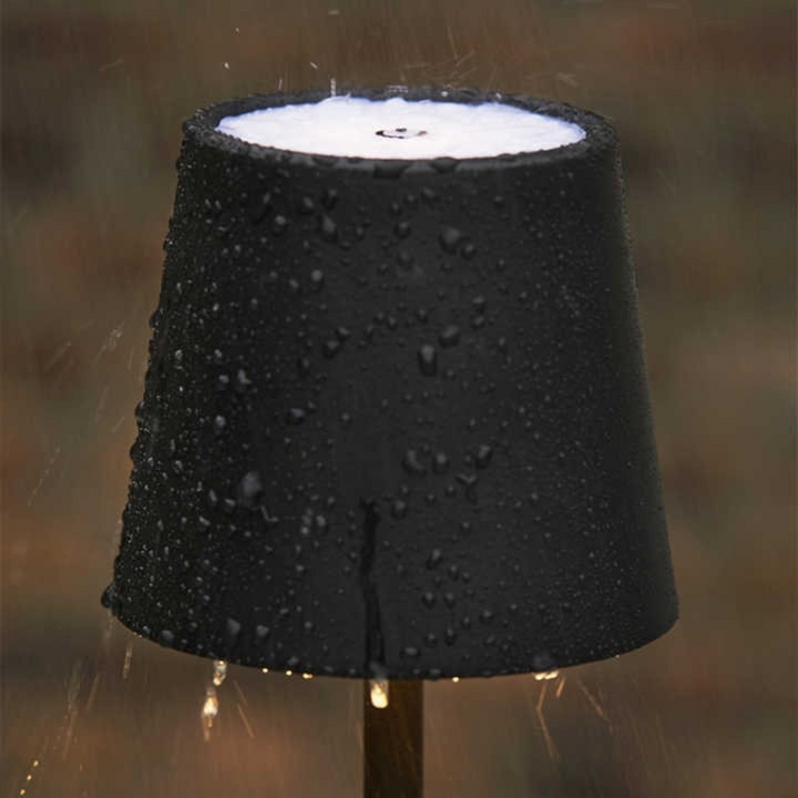 Lampe de table LED moderne, sans fil, lumière douce et rechargeable pour une ambiance relaxante.