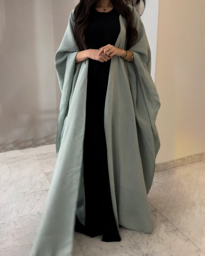 Abaya maxi fluide en lin, coupe ample et élégante.  Parfait pour toutes occasions.
