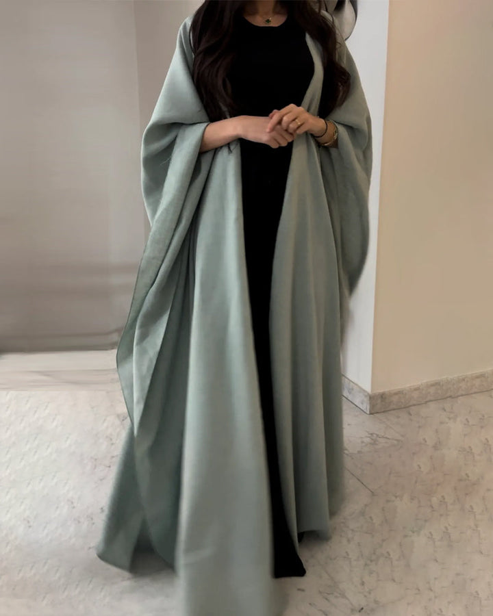 Abaya maxi fluide en lin, coupe ample et élégante.  Parfait pour toutes occasions.