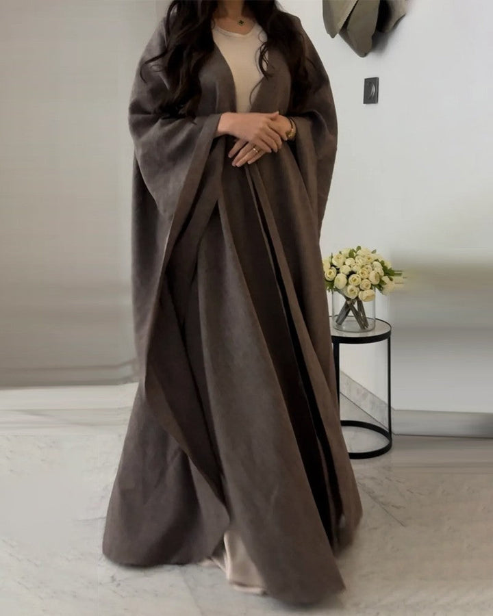 Abaya maxi fluide en lin, coupe ample et élégante.  Parfait pour toutes occasions.