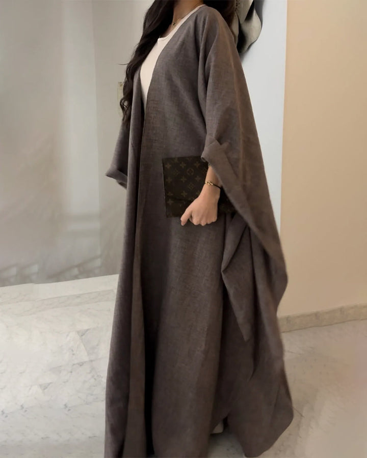 Abaya maxi fluide en lin, coupe ample et élégante.  Parfait pour toutes occasions.