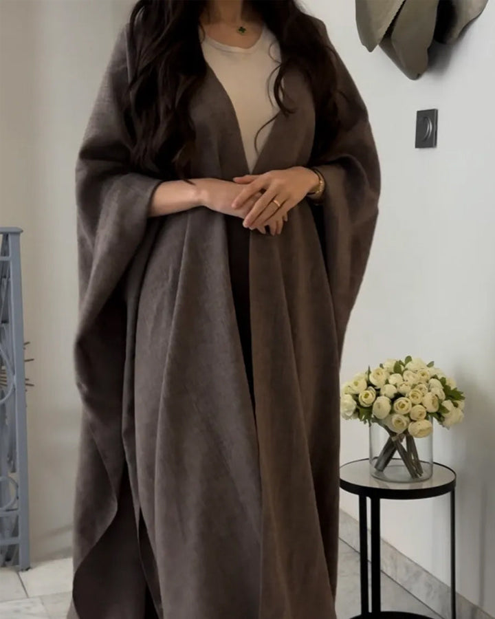Abaya maxi fluide en lin, coupe ample et élégante.  Parfait pour toutes occasions.