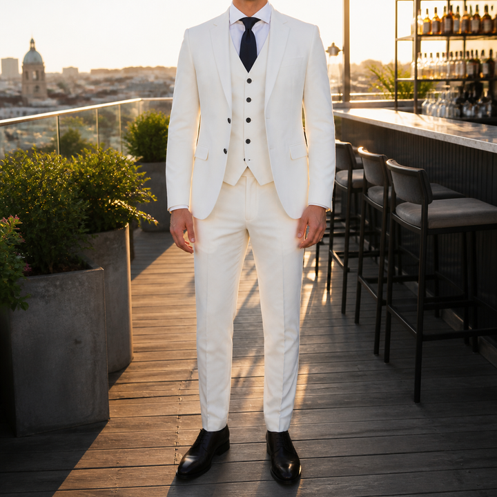 Costume homme 3 pièces, idéal pour une soirée élégante ou un bal.