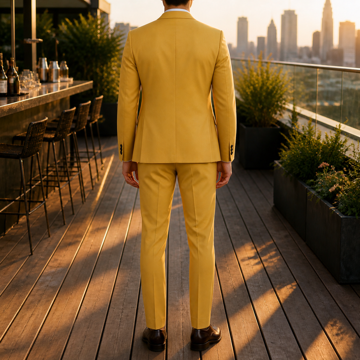 Costume homme 3 pièces, design moderne et finition impeccable.