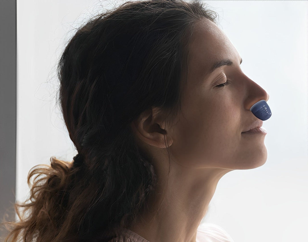 Aide respiratoire pour apnée du sommeil, un appareil CPAP silencieux et compact pour un confort nocturne optimal.