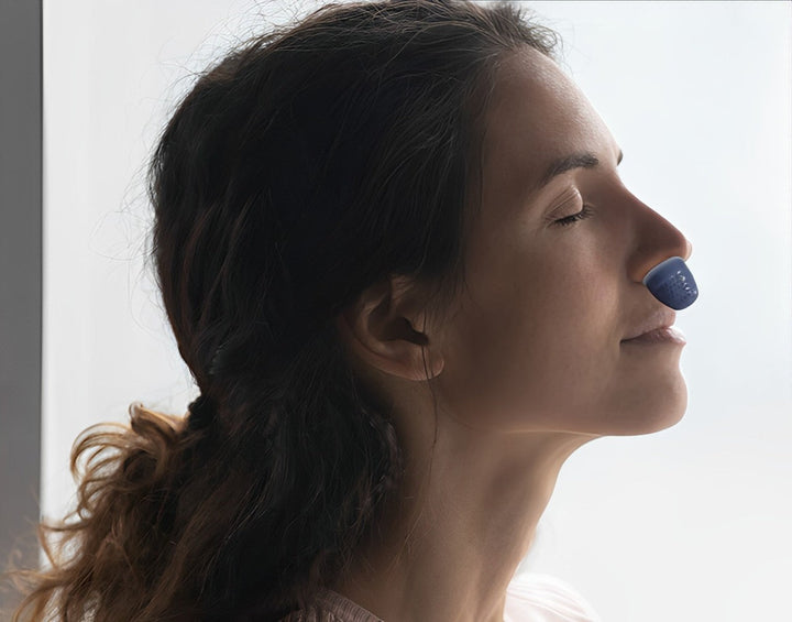 Aide respiratoire pour apnée du sommeil, un appareil CPAP silencieux et compact pour un confort nocturne optimal.