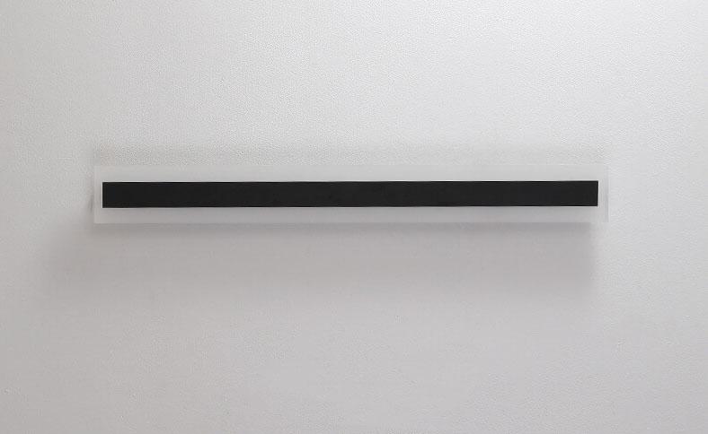 Applique d'extérieur LED moderne, design minimaliste, illumine la façade avec une lumière douce et un style linéaire élégant.