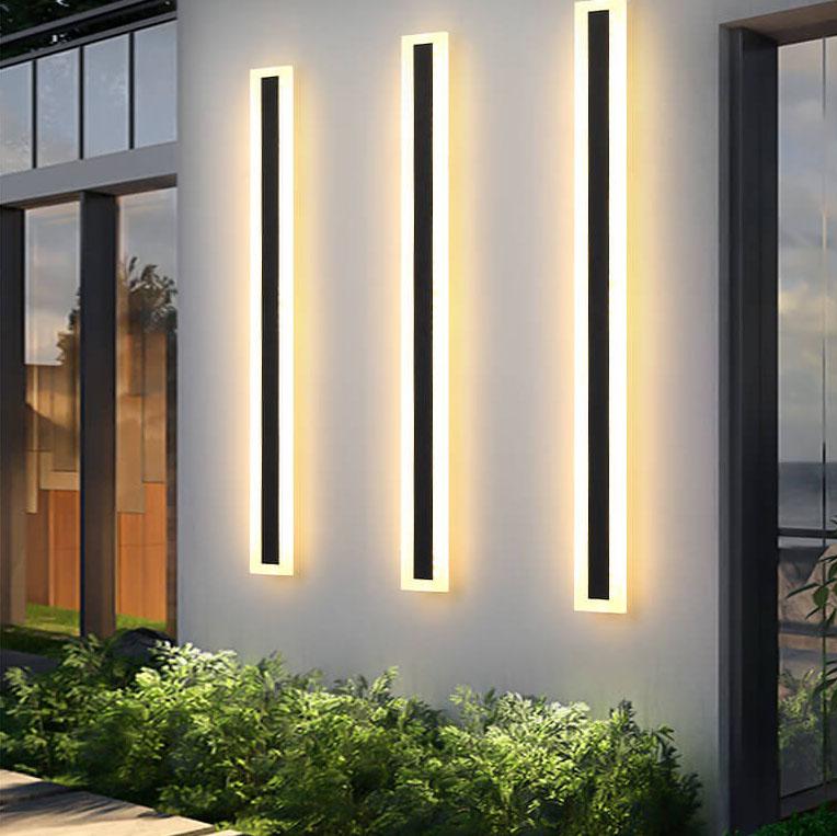 Applique d'extérieur LED moderne, design minimaliste, illumine la façade avec une lumière douce et un style linéaire élégant.