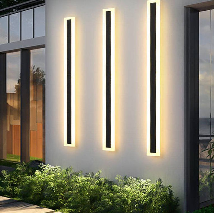 Applique d'extérieur LED moderne, design minimaliste, illumine la façade avec une lumière douce et un style linéaire élégant.