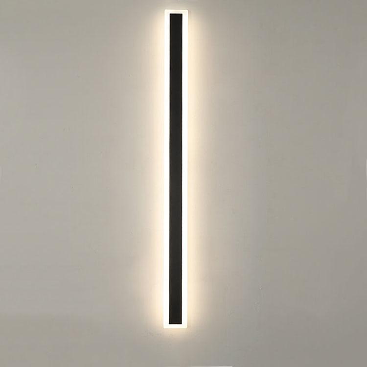 Applique d'extérieur LED moderne, design minimaliste, illumine la façade avec une lumière douce et un style linéaire élégant.