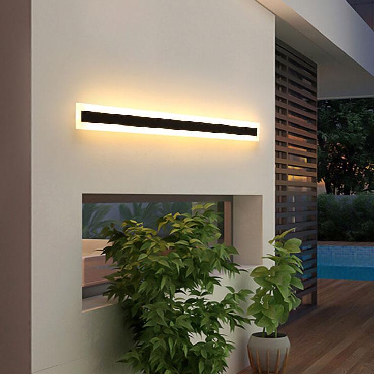 Applique d'extérieur LED moderne, design minimaliste, illumine la façade avec une lumière douce et un style linéaire élégant.