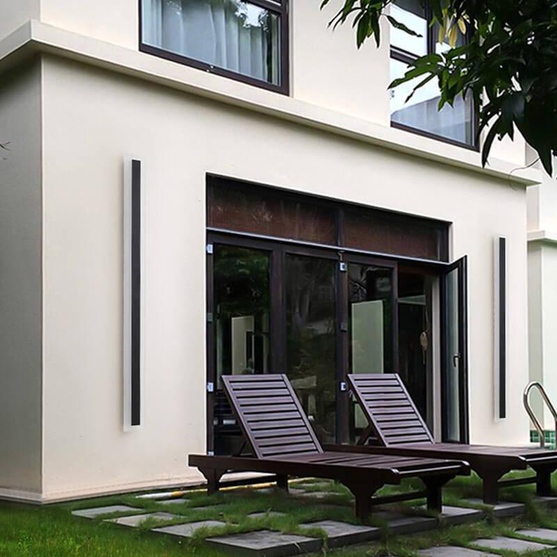 Applique d'extérieur LED moderne, design minimaliste, illumine la façade avec une lumière douce et un style linéaire élégant.