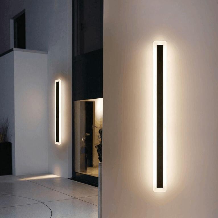Applique d'extérieur LED moderne, design minimaliste, illumine la façade avec une lumière douce et un style linéaire élégant.