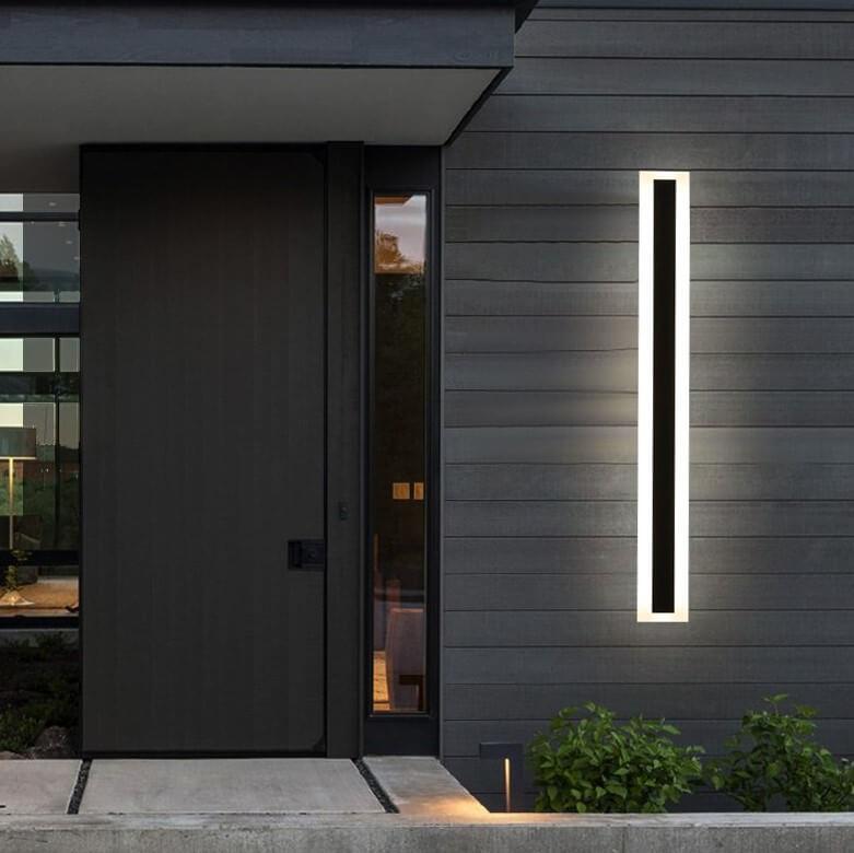 Applique d'extérieur LED moderne, design minimaliste, illumine la façade avec une lumière douce et un style linéaire élégant.