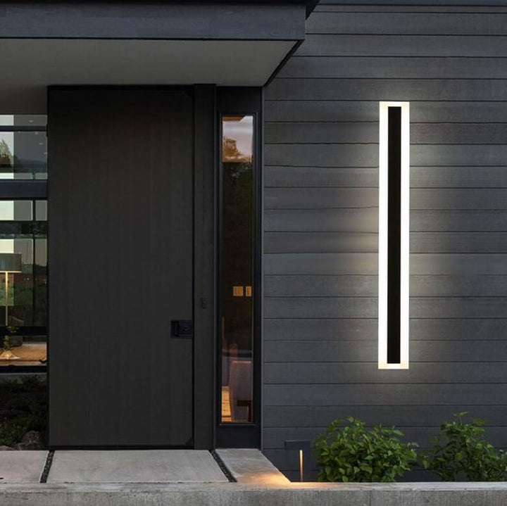 Applique d'extérieur LED moderne, design minimaliste, illumine la façade avec une lumière douce et un style linéaire élégant.