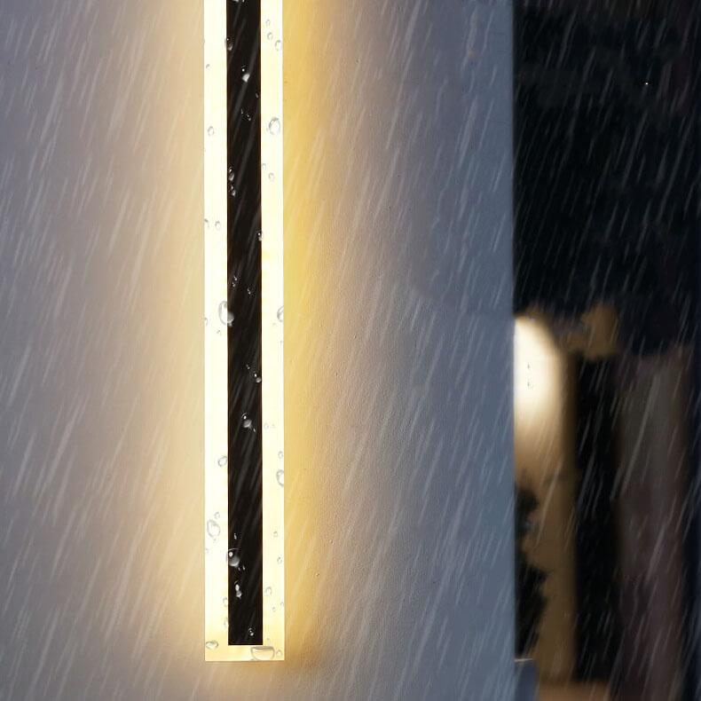 Applique d'extérieur LED moderne, design minimaliste, illumine la façade avec une lumière douce et un style linéaire élégant.