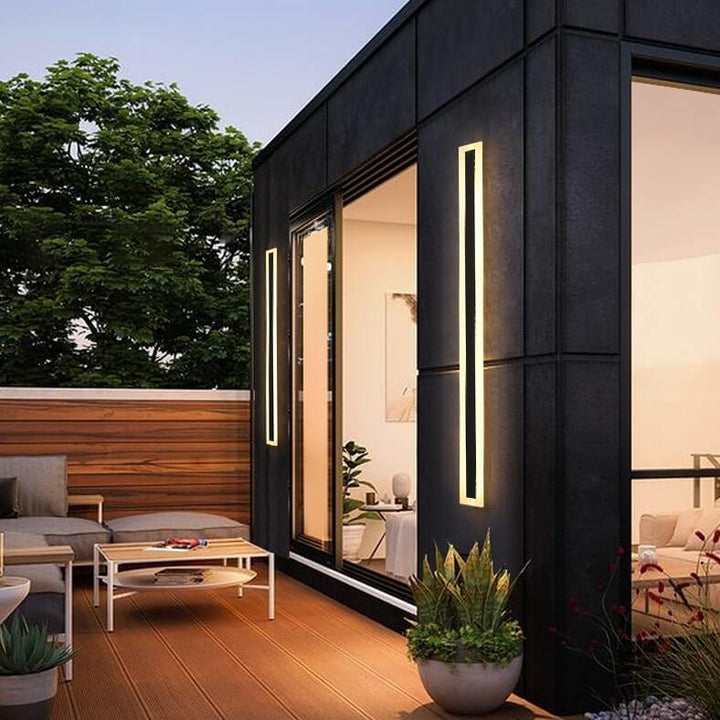 Applique d'extérieur LED moderne, design minimaliste, illumine la façade avec une lumière douce et un style linéaire élégant.