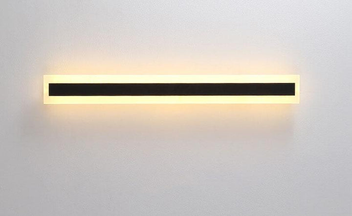 Applique d'extérieur LED moderne, design minimaliste, illumine la façade avec une lumière douce et un style linéaire élégant.