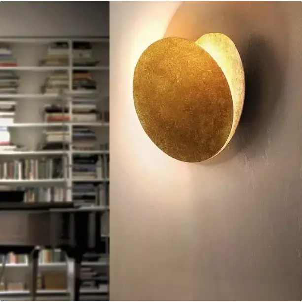 Applique Murale - Art Scandinave Moderne en forme d’éclipse.