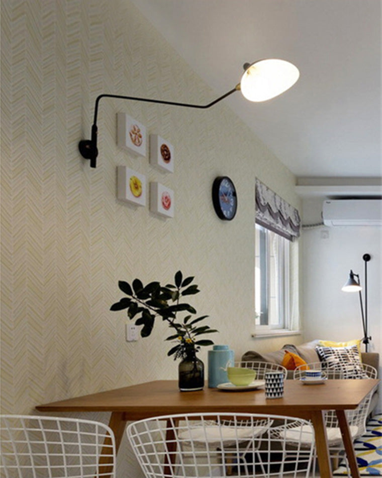 Applique murale articulée à double bras. Éclairage moderne et ajustable. Design minimaliste.