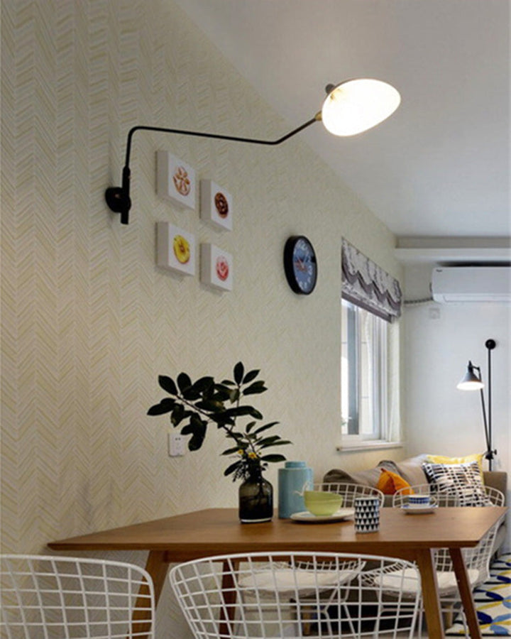 Applique murale articulée à double bras. Éclairage moderne et ajustable. Design minimaliste.