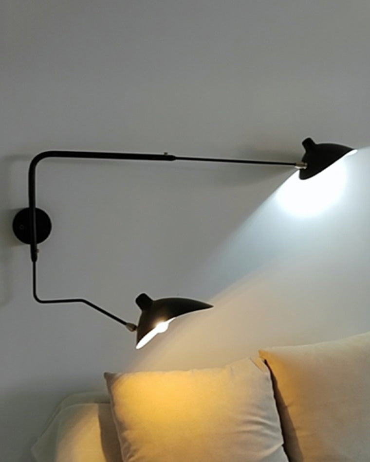 Applique murale articulée à double bras. Éclairage moderne et ajustable. Design minimaliste.