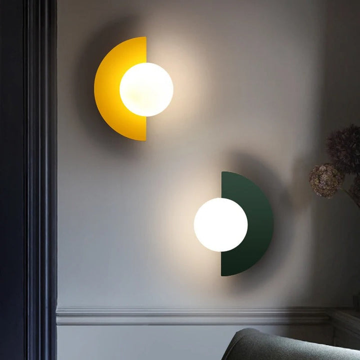 Applique murale demi-cercle, design nordique moderne. Éclairage élégant et minimaliste.