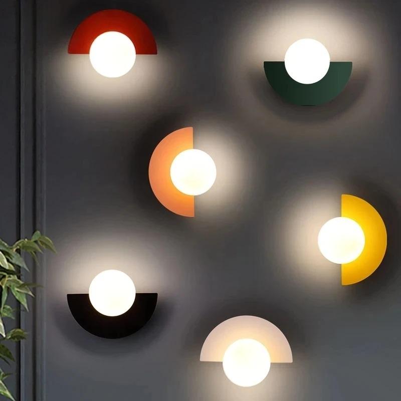 "Applique murale demi-cercle moderne nordique, design blanc, pour intérieur élégant et lumineux."