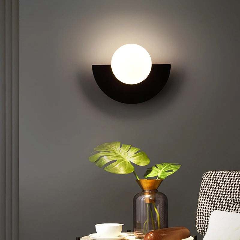 "Applique murale demi-cercle moderne nordique, design blanc, pour intérieur élégant et lumineux."
