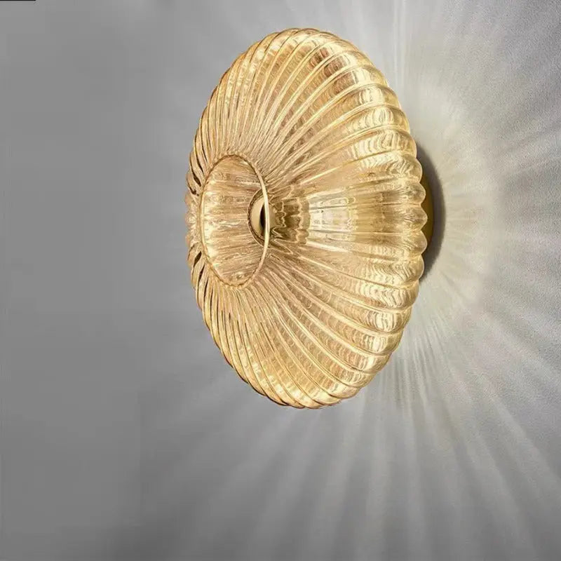 Applique murale design en verre. Lumière douce et chaleureuse. Style moderne et élégant.