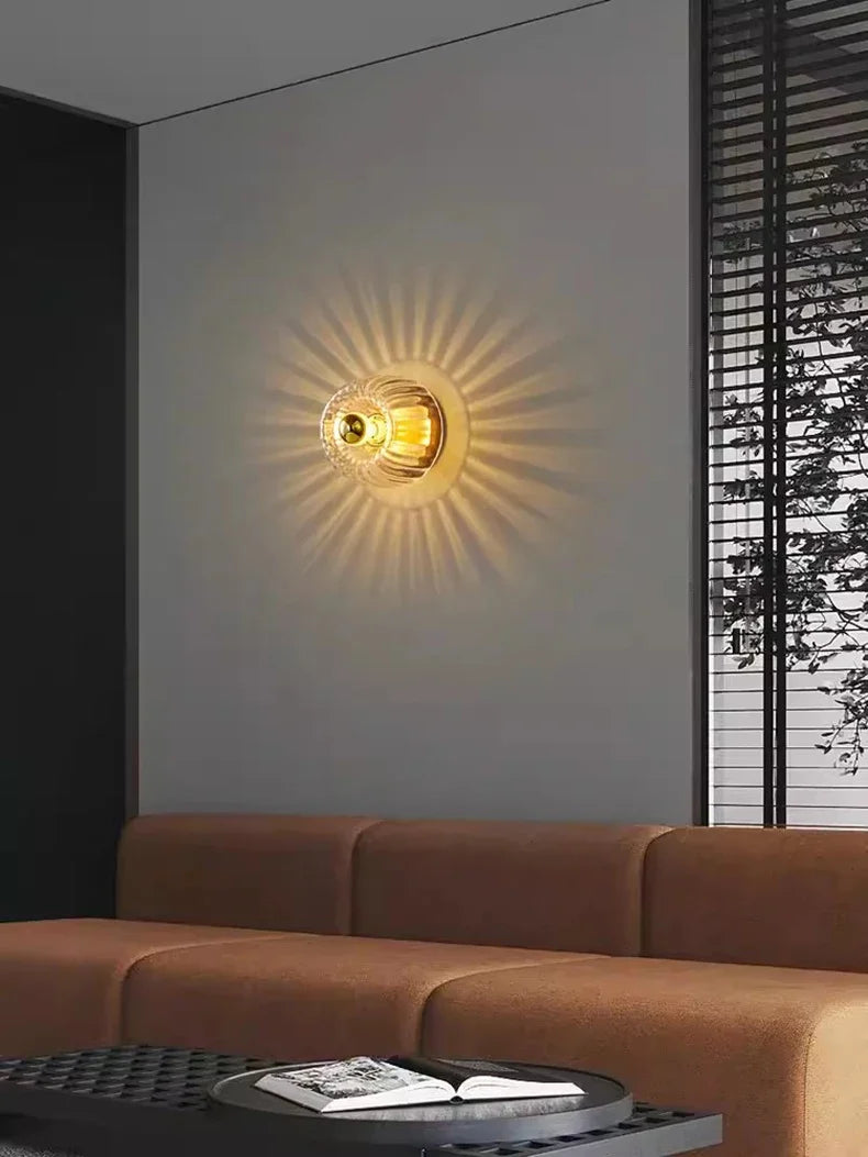 Applique murale design nordique Bauhaus.  Luminaire minimaliste, métal et verre, lumière douce.