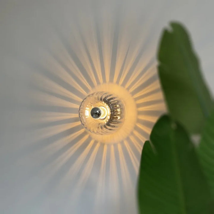 Applique murale design nordique Bauhaus.  Luminaire minimaliste, métal et verre, lumière douce.