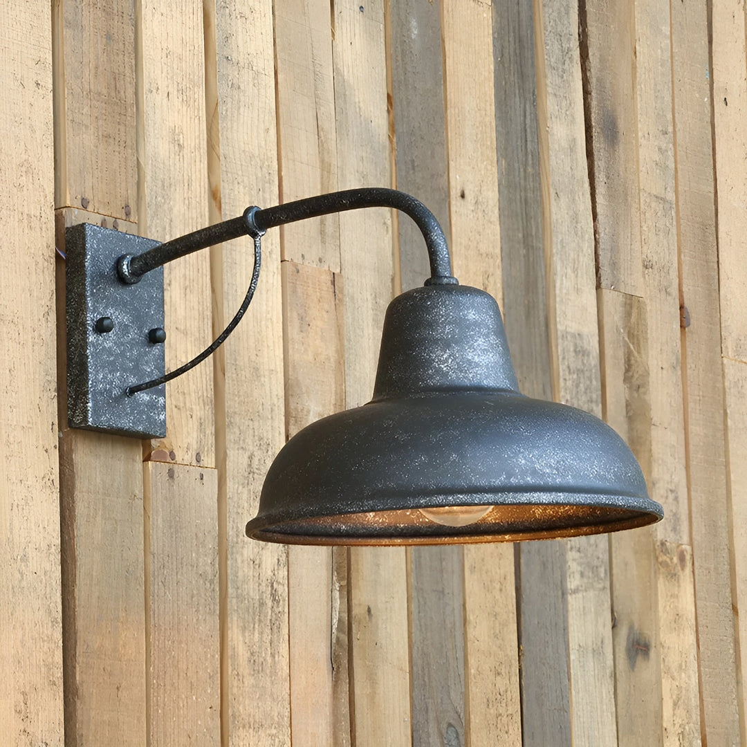 "Applique murale en fer noir rustique, style vintage, idéale pour l'éclairage extérieur avec un look élégant et robuste."