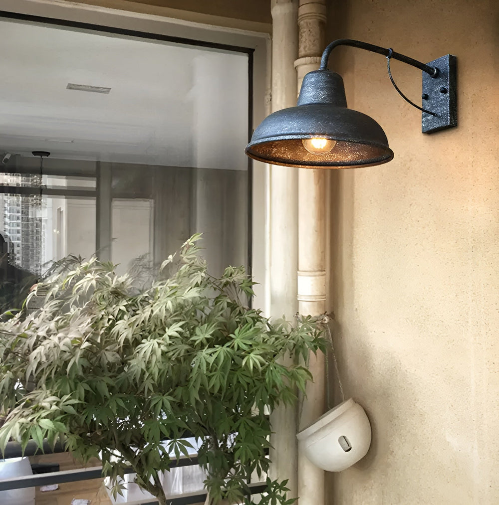 "Applique murale en fer noir rustique, style vintage, idéale pour l'éclairage extérieur avec un look élégant et robuste."