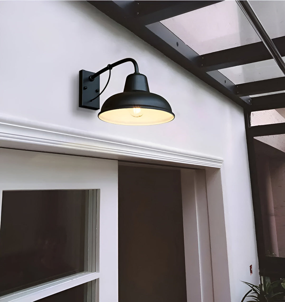 "Applique murale en fer noir rustique, style vintage, idéale pour l'éclairage extérieur avec un look élégant et robuste."