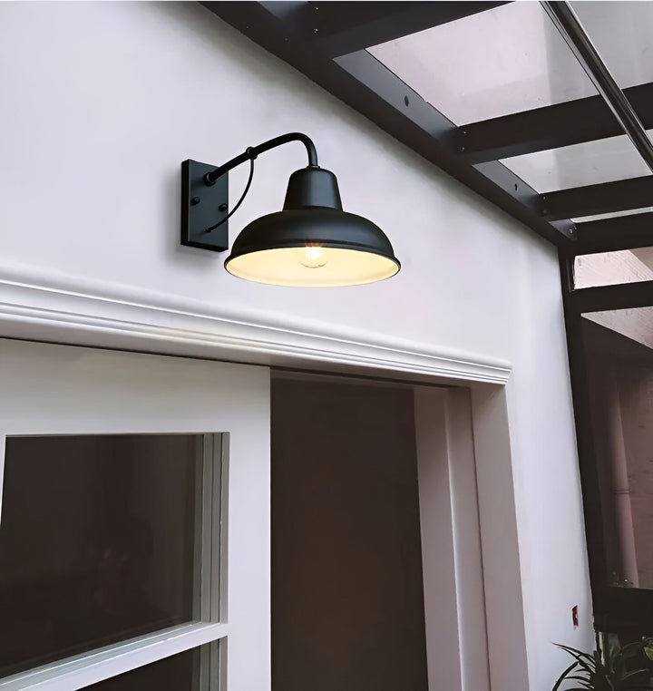 "Applique murale en fer noir rustique, style vintage, idéale pour l'éclairage extérieur avec un look élégant et robuste."