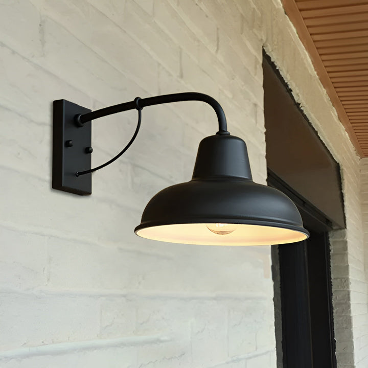 "Applique murale en fer noir rustique, style vintage, idéale pour l'éclairage extérieur avec un look élégant et robuste."