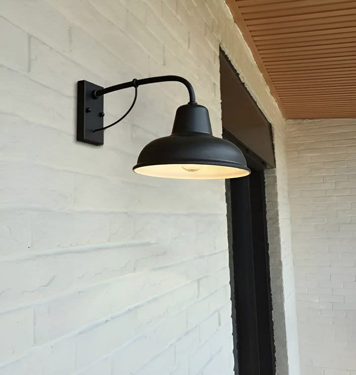 "Applique murale en fer noir rustique, style vintage, idéale pour l'éclairage extérieur avec un look élégant et robuste."