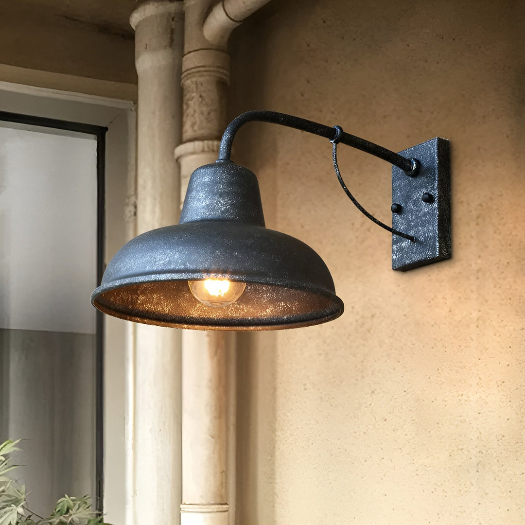 "Applique murale en fer noir rustique, style vintage, idéale pour l'éclairage extérieur avec un look élégant et robuste."