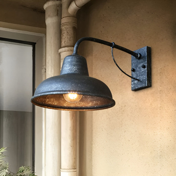 "Applique murale en fer noir rustique, style vintage, idéale pour l'éclairage extérieur avec un look élégant et robuste."