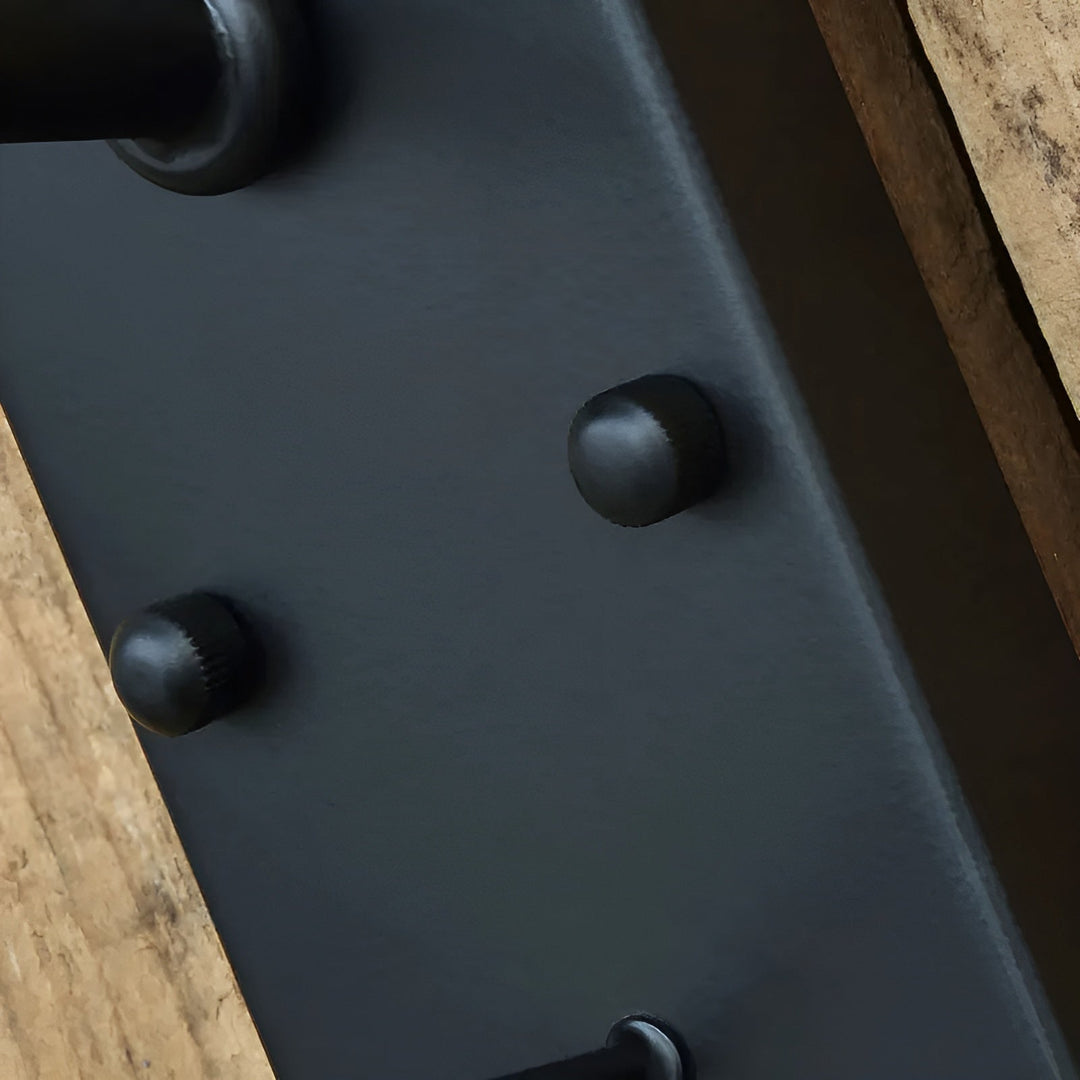 "Applique murale en fer noir rustique, style vintage, idéale pour l'éclairage extérieur avec un look élégant et robuste."