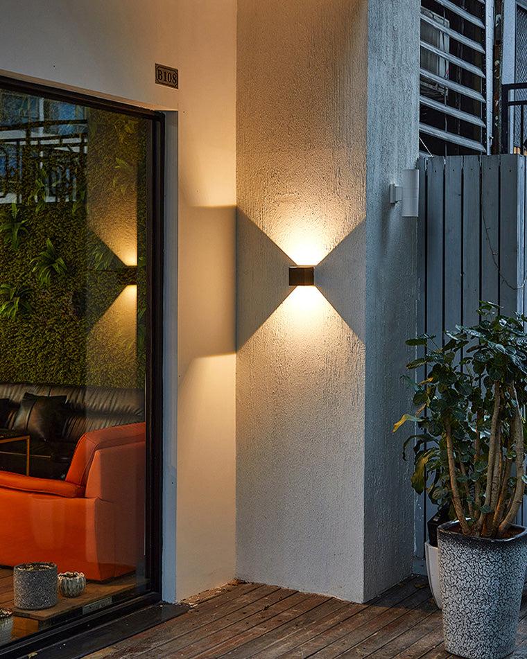 Applique murale extérieure LED, design carré moderne, éclairage direct/indirect, métal robuste, IP65.