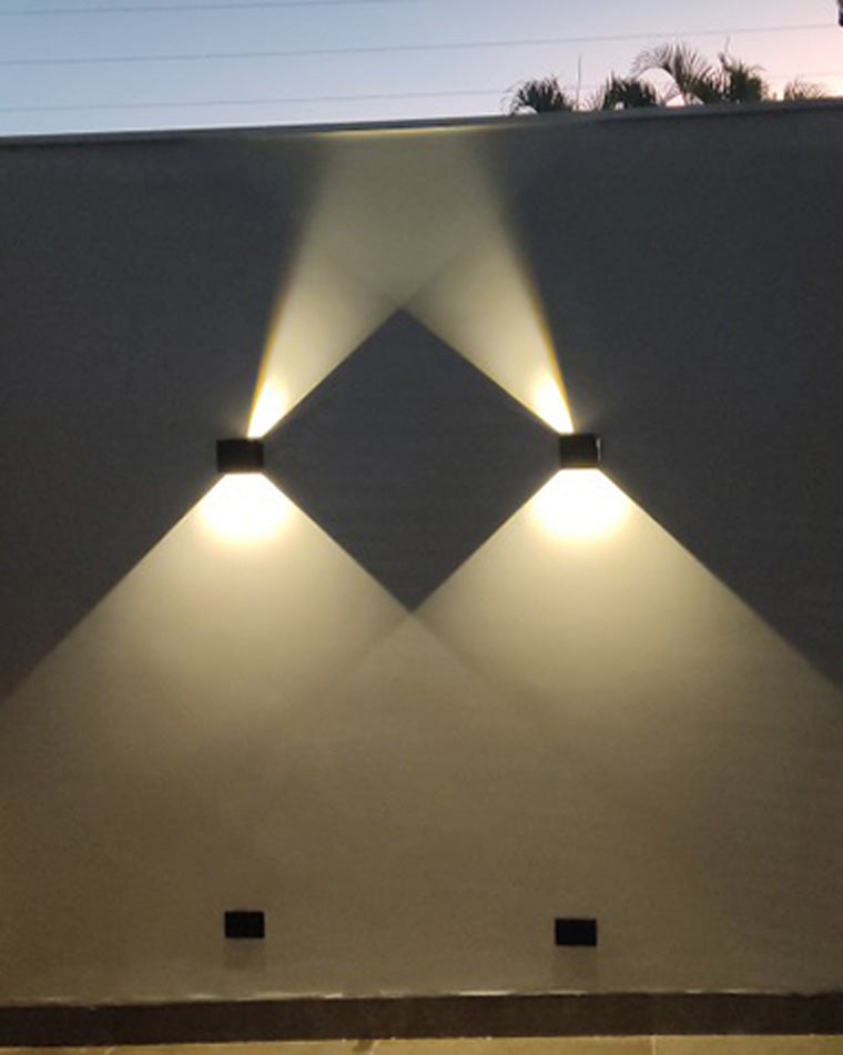 Applique murale extérieure LED, design carré moderne, éclairage direct/indirect, métal robuste, IP65.
