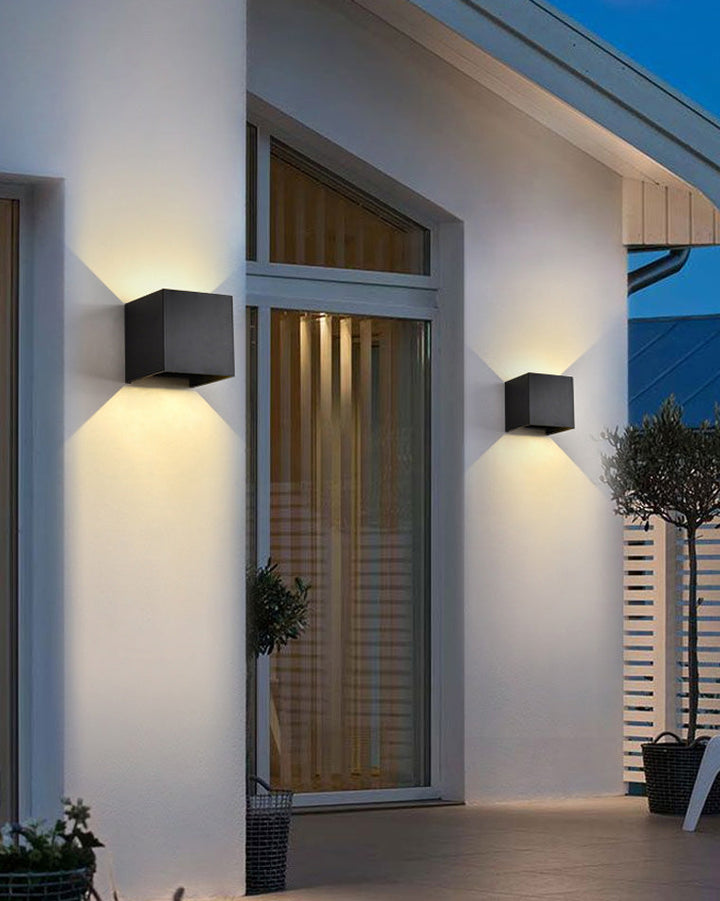 Applique murale extérieure LED, design carré moderne, éclairage direct/indirect, métal robuste, IP65.