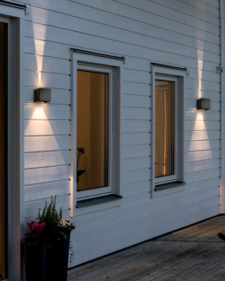 Applique murale extérieure LED, design carré moderne, éclairage direct/indirect, métal robuste, IP65.