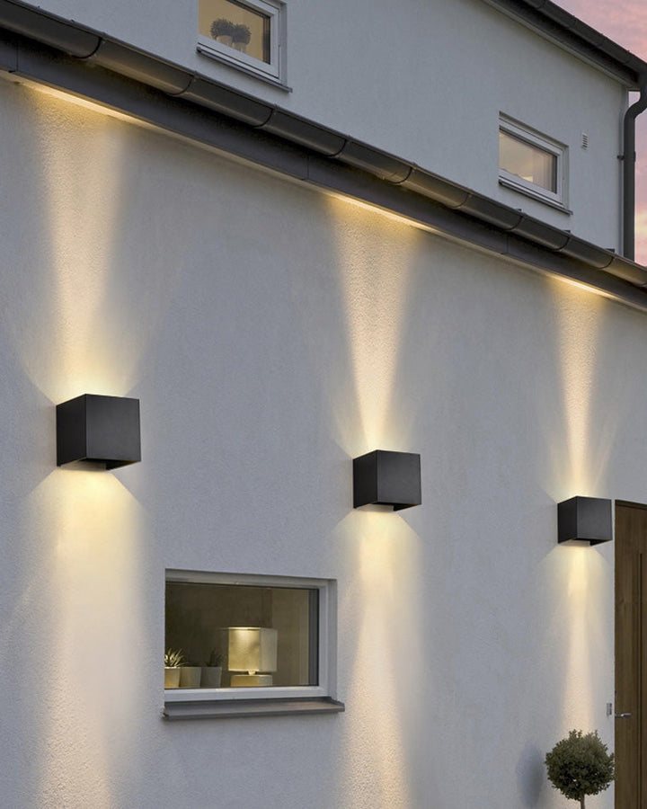 Applique murale extérieure LED, design carré moderne, éclairage direct/indirect, métal robuste, IP65.